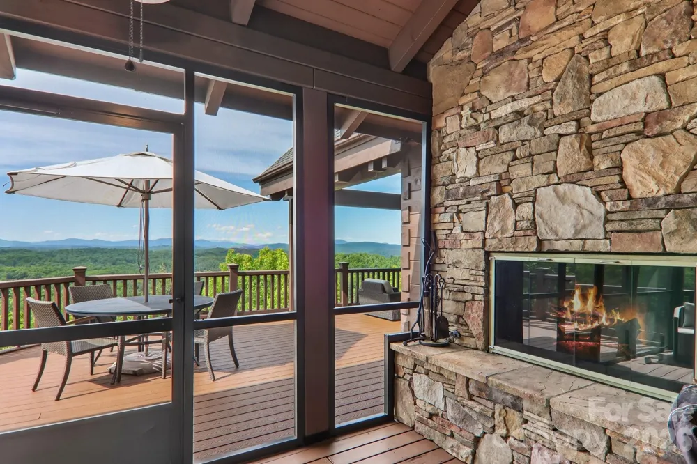 1072 Corsica Lane Saluda, NC 28773