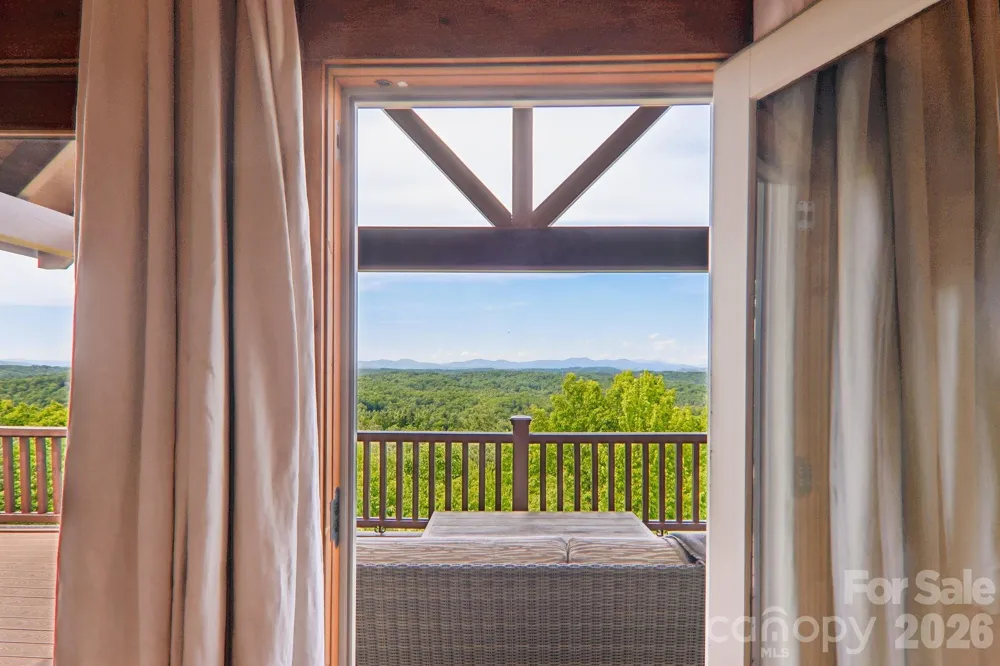 1072 Corsica Lane Saluda, NC 28773