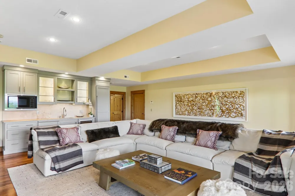 1072 Corsica Lane Saluda, NC 28773