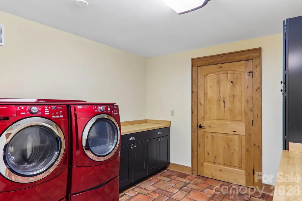 1072 Corsica Lane Saluda, NC 28773