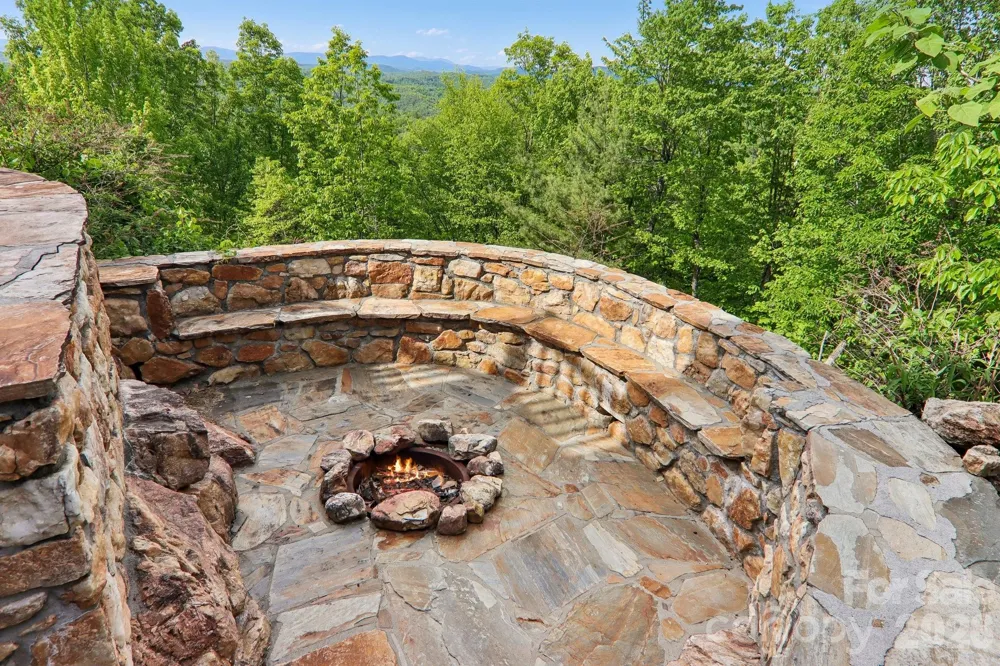 1072 Corsica Lane Saluda, NC 28773