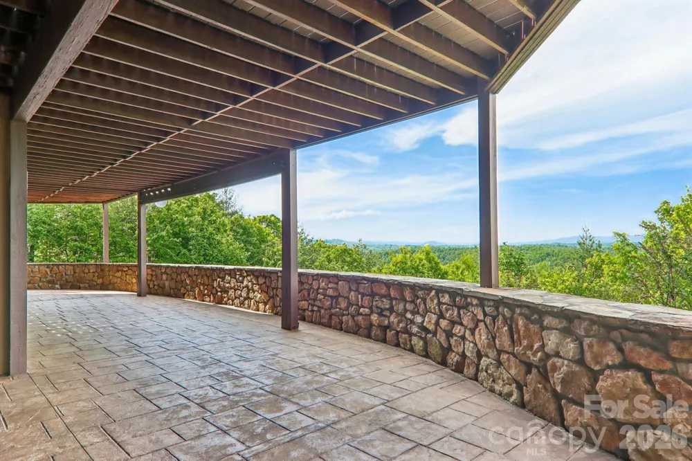 1072 Corsica Lane Saluda, NC 28773