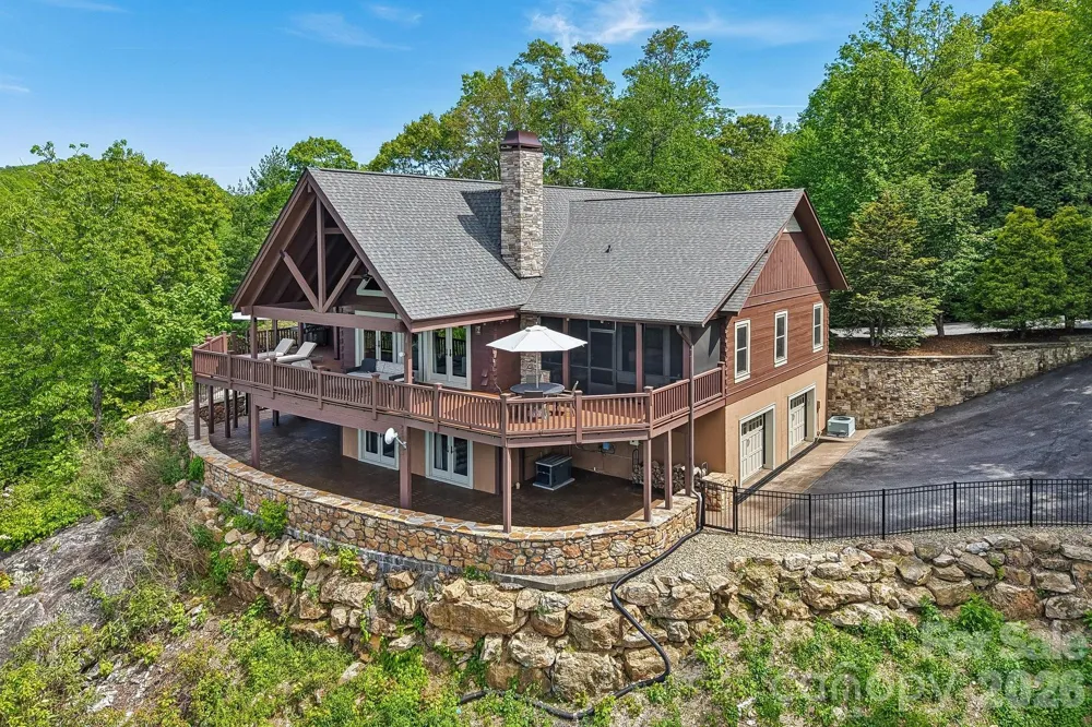 1072 Corsica Lane Saluda, NC 28773