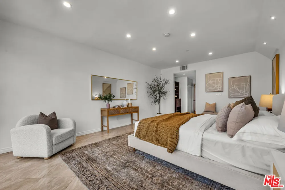 125 GALE DRIVE #306 Beverly Hills, CA 90211