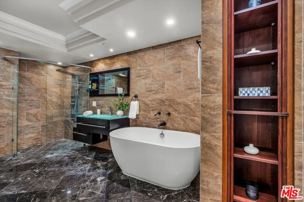 125 GALE DRIVE #306 Beverly Hills, CA 90211