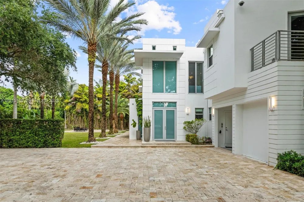 3917 S Le Jeune Rd #- Miami, FL 33146