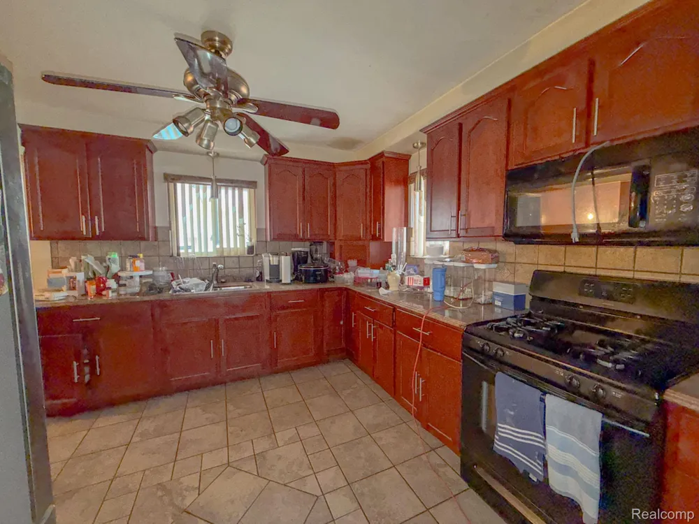 16525 Ego Avenue Eastpointe City, MI 48021