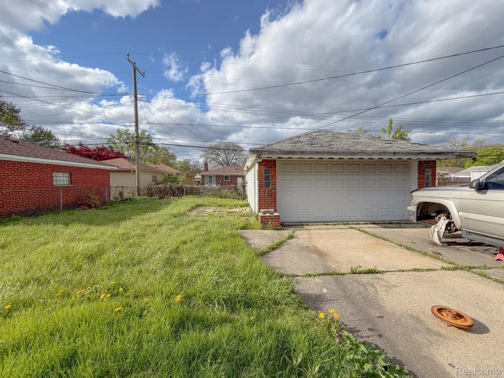 16525 Ego Avenue Eastpointe City, MI 48021
