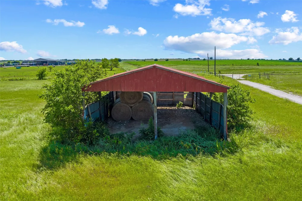 9817 County Road 408 Grandview, TX 76050