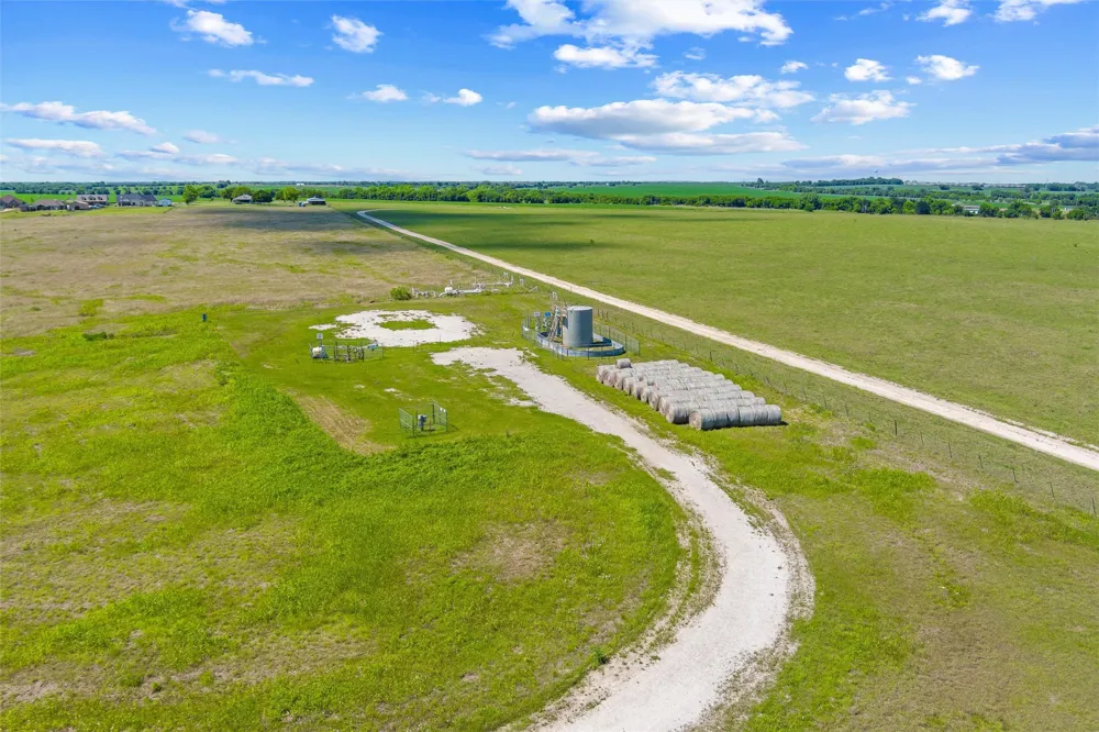 9817 County Road 408 Grandview, TX 76050