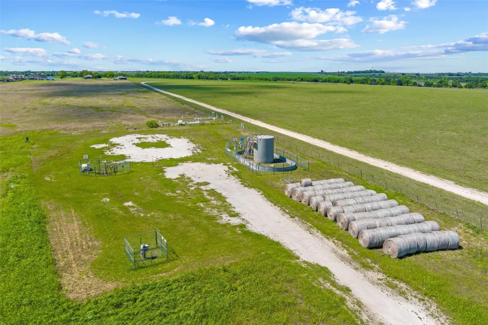 9817 County Road 408 Grandview, TX 76050