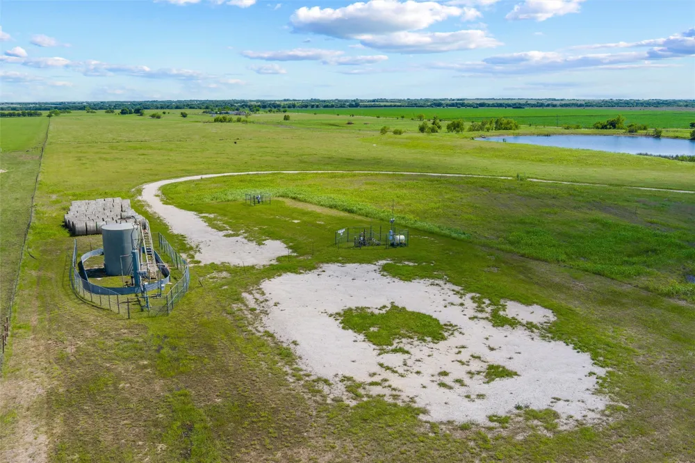 9817 County Road 408 Grandview, TX 76050