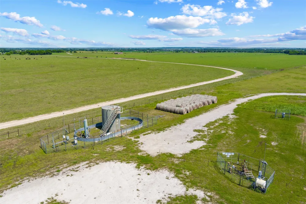 9817 County Road 408 Grandview, TX 76050