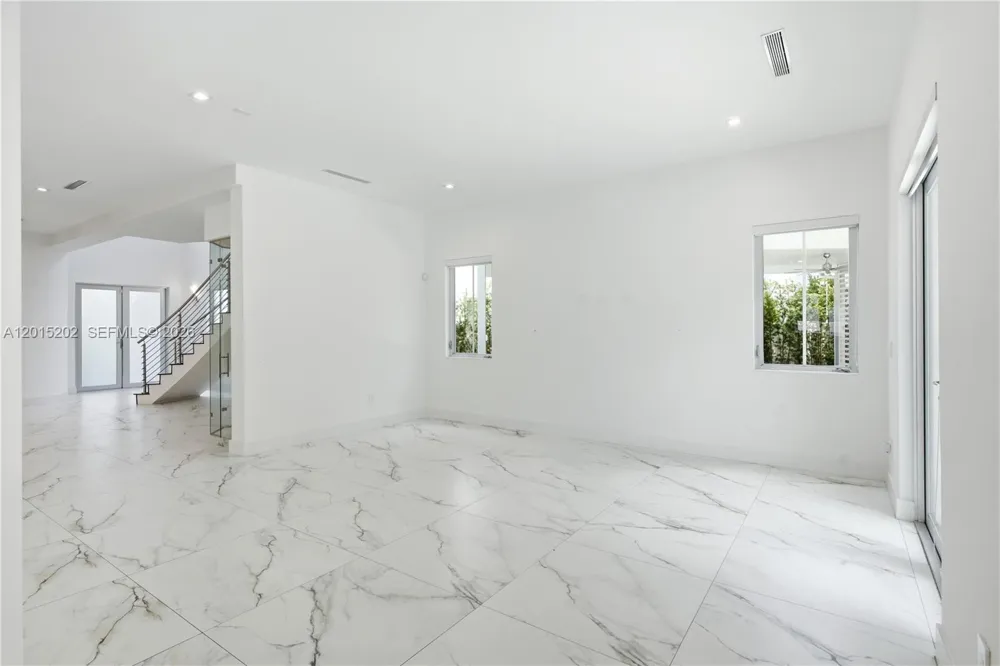 8221 NW 34th Dr Doral, FL 33122