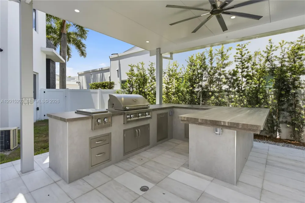 8221 NW 34th Dr Doral, FL 33122