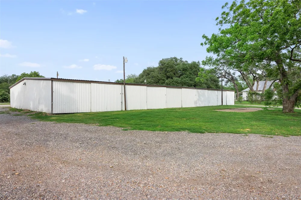 1013 Park Prairie Road Fayetteville, TX 78940