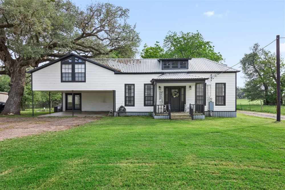1013 Park Prairie Road Fayetteville, TX 78940