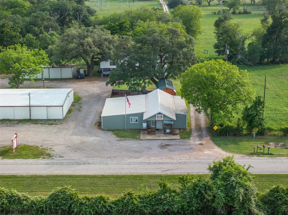 1013 Park Prairie Road Fayetteville, TX 78940