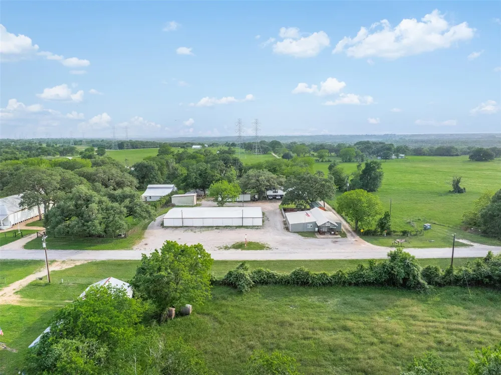 1013 Park Prairie Road Fayetteville, TX 78940