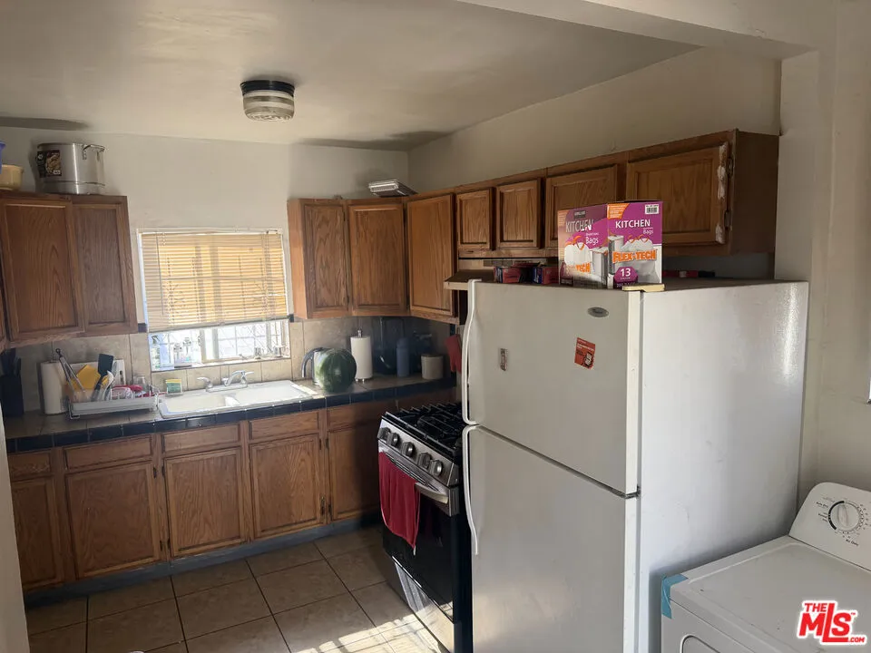 213 W 83rd Street Los Angeles, CA 90003