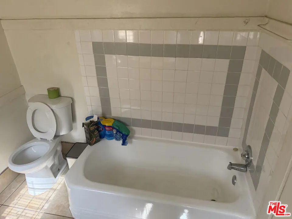 213 W 83rd Street Los Angeles, CA 90003