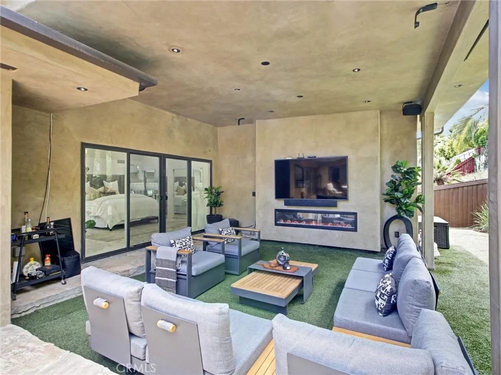 4557 Don Timoteo Drive Los Angeles, CA 90008