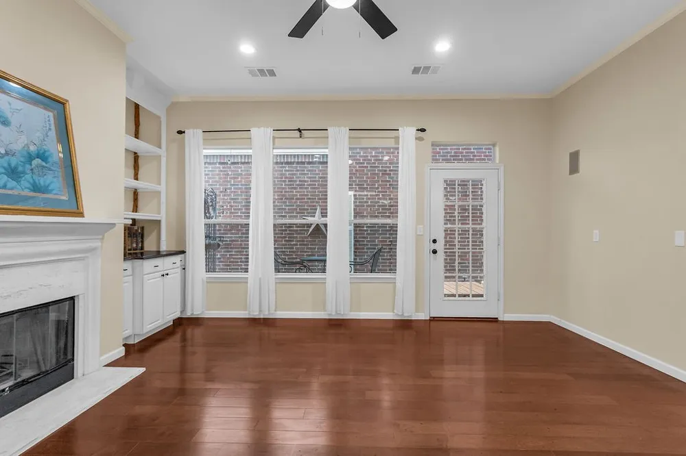 6015 Thursby Avenue Dallas, TX 75252