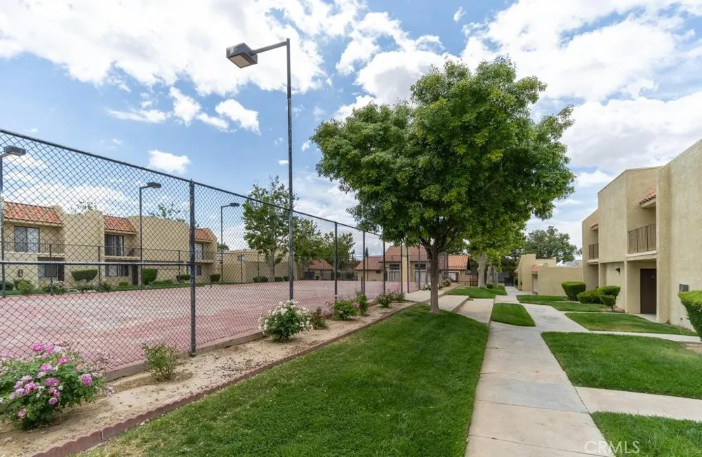 44200 Kingtree #16 Lancaster, CA 93534