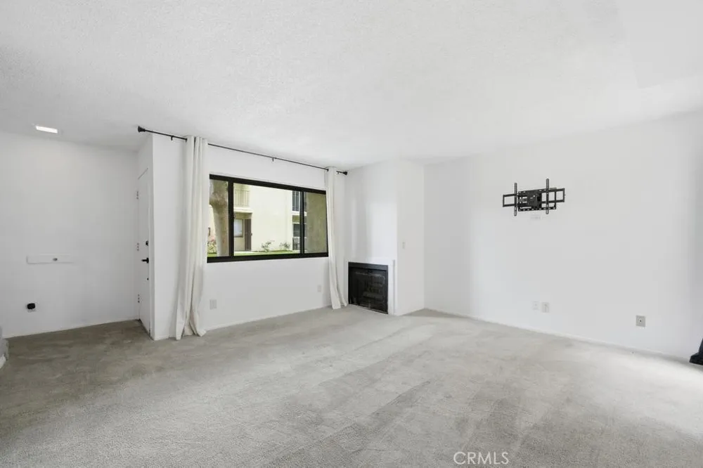 44200 Kingtree #16 Lancaster, CA 93534