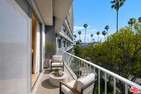100 S Doheny Drive #424
