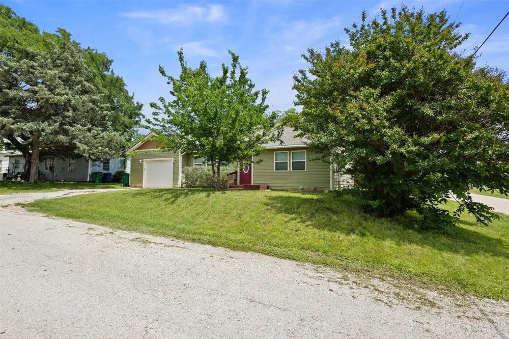 107 S Flower Lane Chico, TX 76431