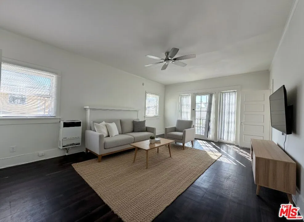 2142 S Oak Street Los Angeles, CA 90007