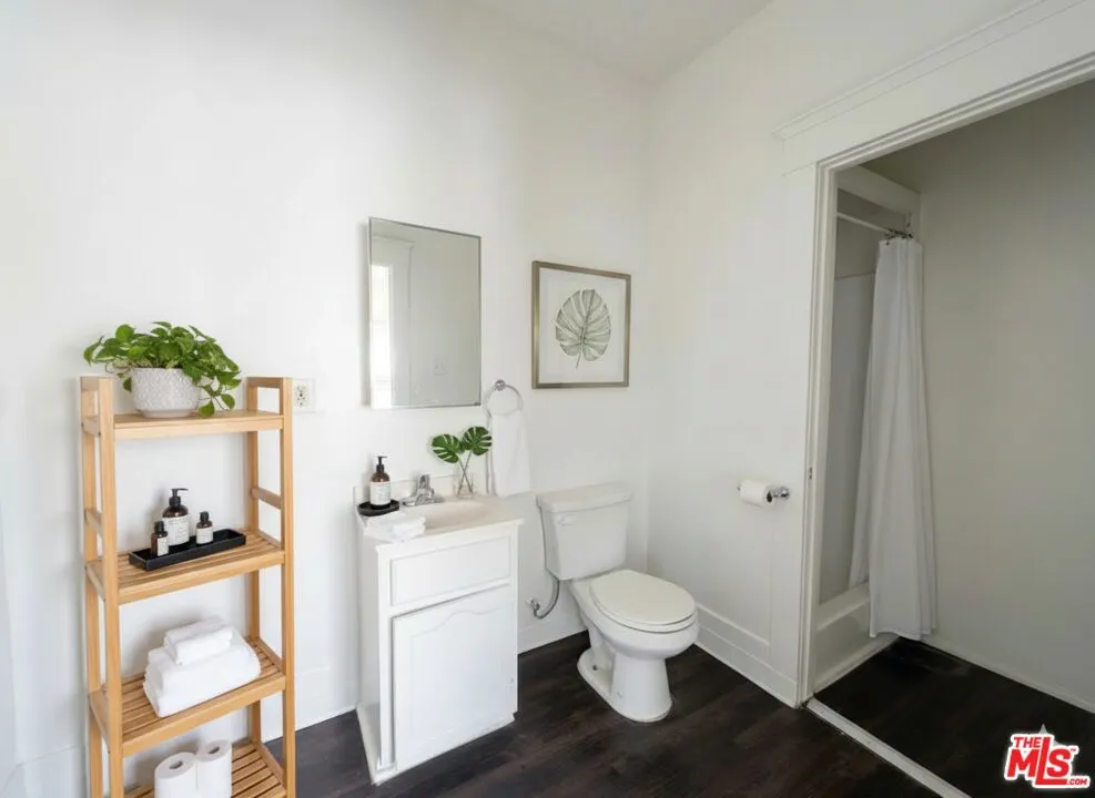 2142 S Oak Street Los Angeles, CA 90007
