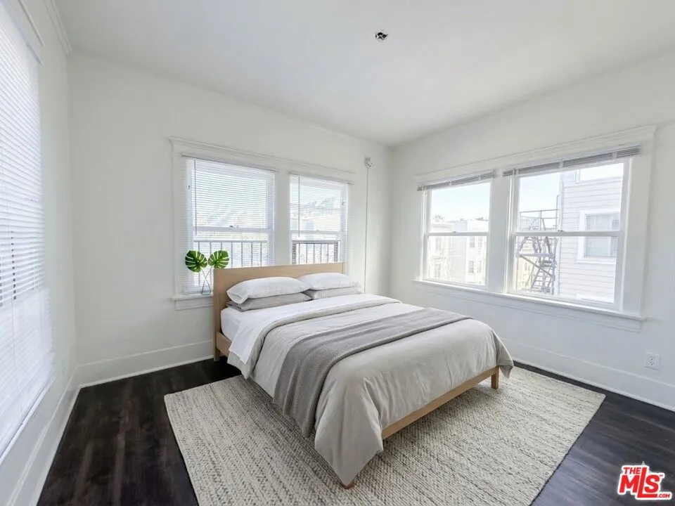 2142 S Oak Street Los Angeles, CA 90007