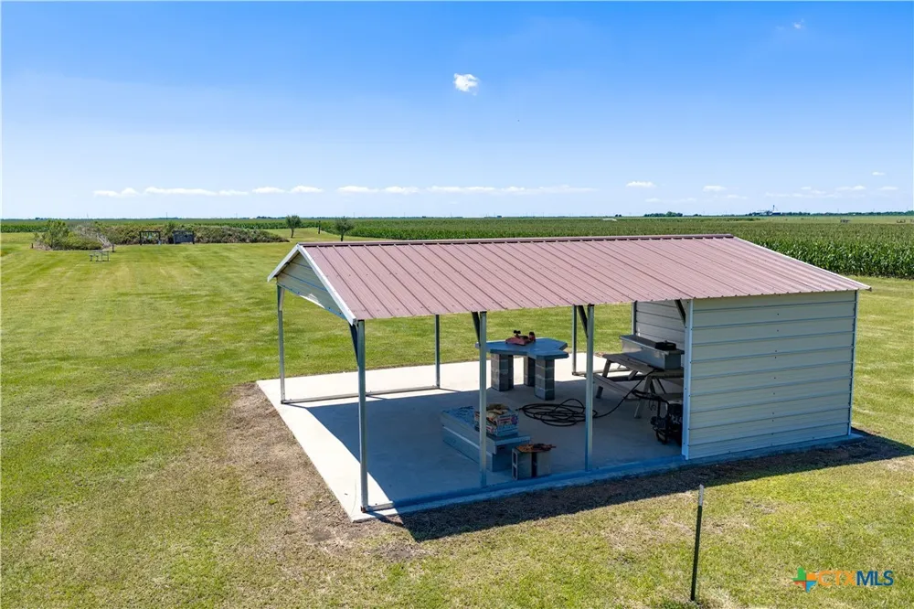 335 County Road 320 Edna, TX 77957
