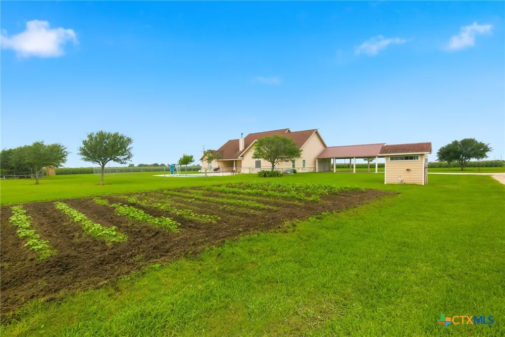 335 County Road 320 Edna, TX 77957