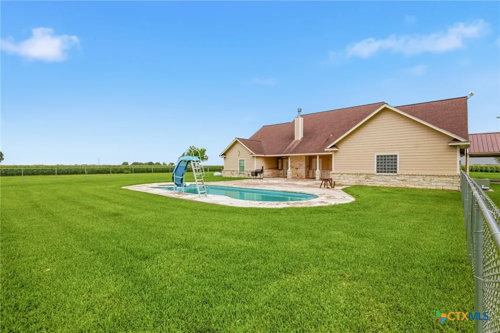 335 County Road 320 Edna, TX 77957