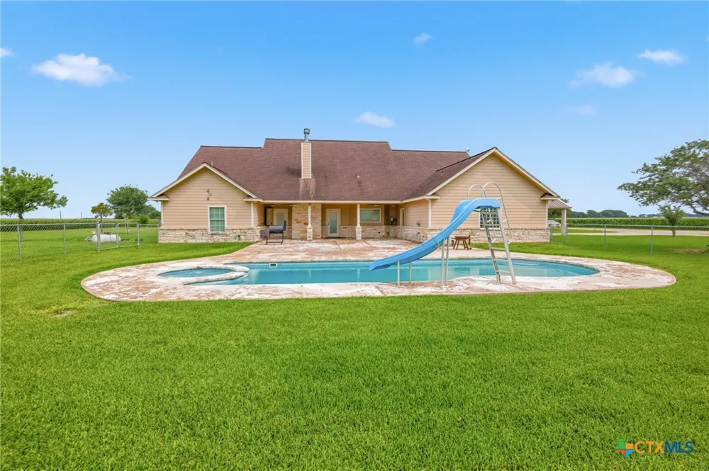 335 County Road 320 Edna, TX 77957