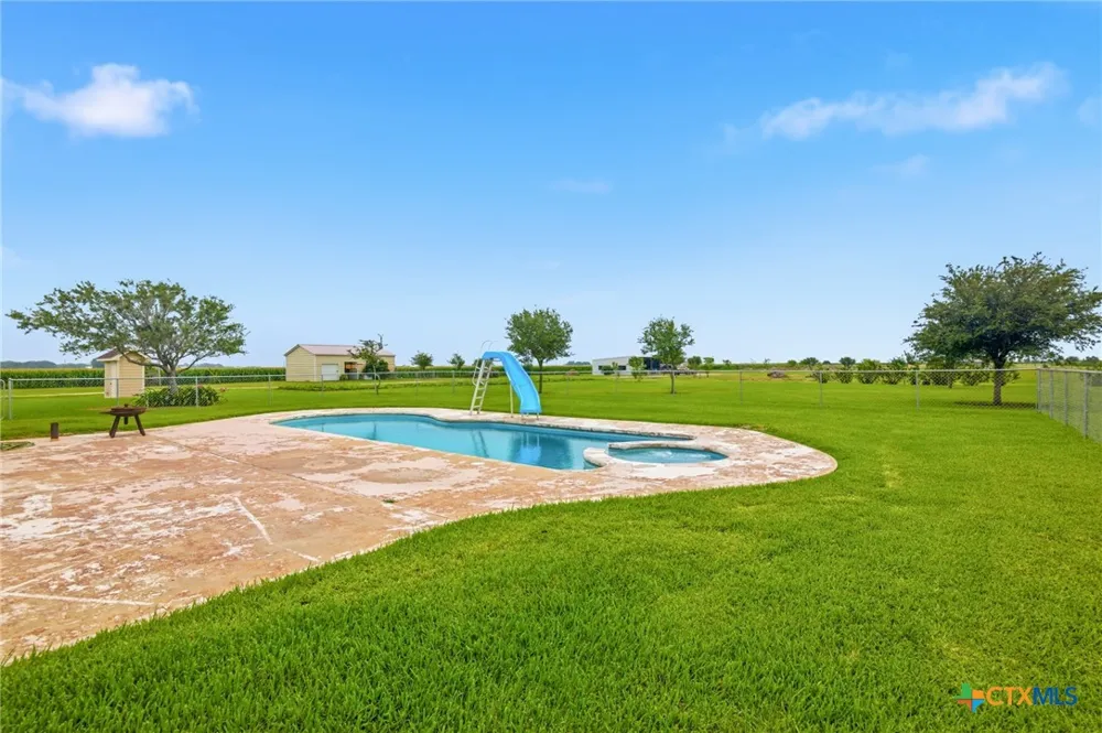 335 County Road 320 Edna, TX 77957