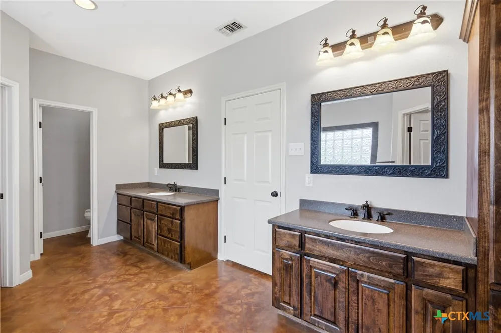 335 County Road 320 Edna, TX 77957