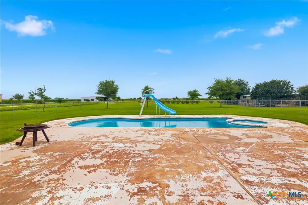 335 County Road 320 Edna, TX 77957