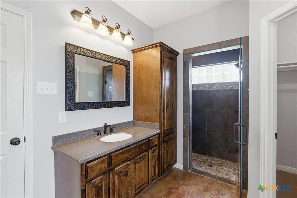 335 County Road 320 Edna, TX 77957