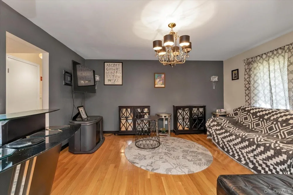 97 Birch Lane Woodsburgh, NY 11598