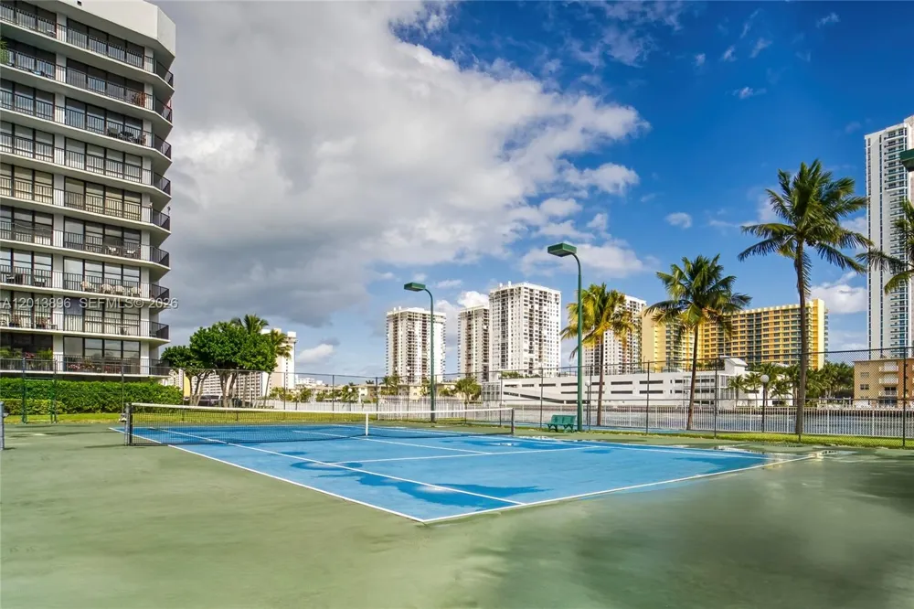 800 Parkview Dr #901 Hallandale Beach, FL 33009