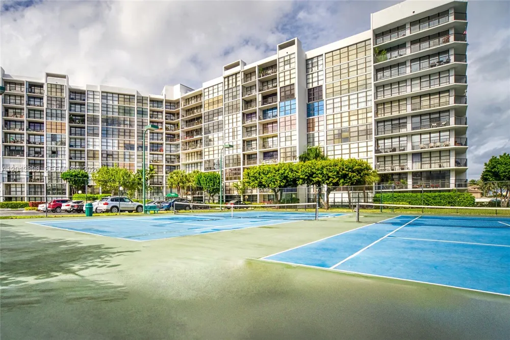 800 Parkview Dr #901 Hallandale Beach, FL 33009