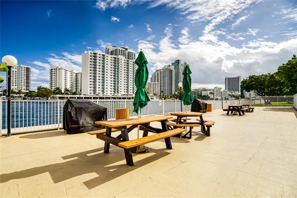800 Parkview Dr #901 Hallandale Beach, FL 33009