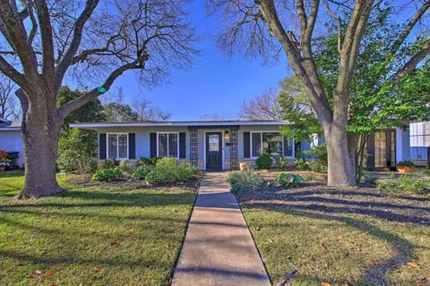 811 W Schubert Street