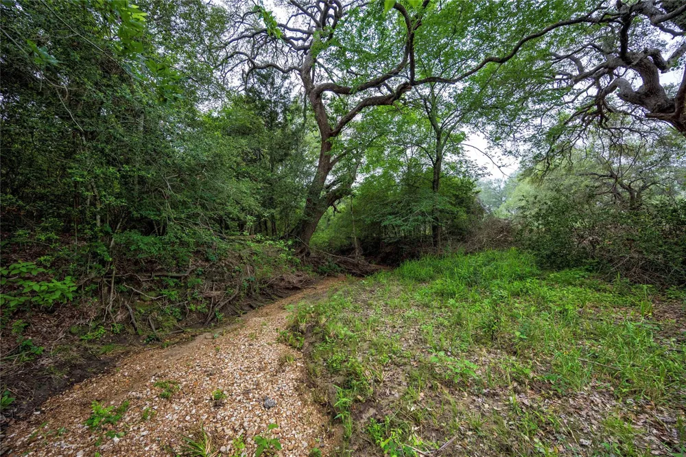 2570 Burke Road Flatonia, TX 78941