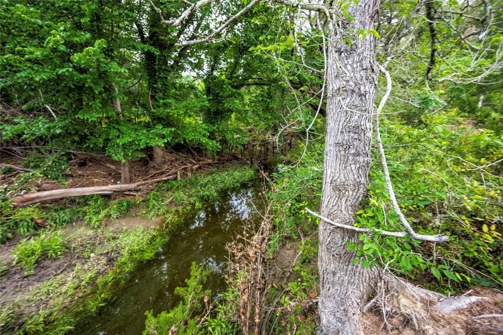 2570 Burke Road Flatonia, TX 78941