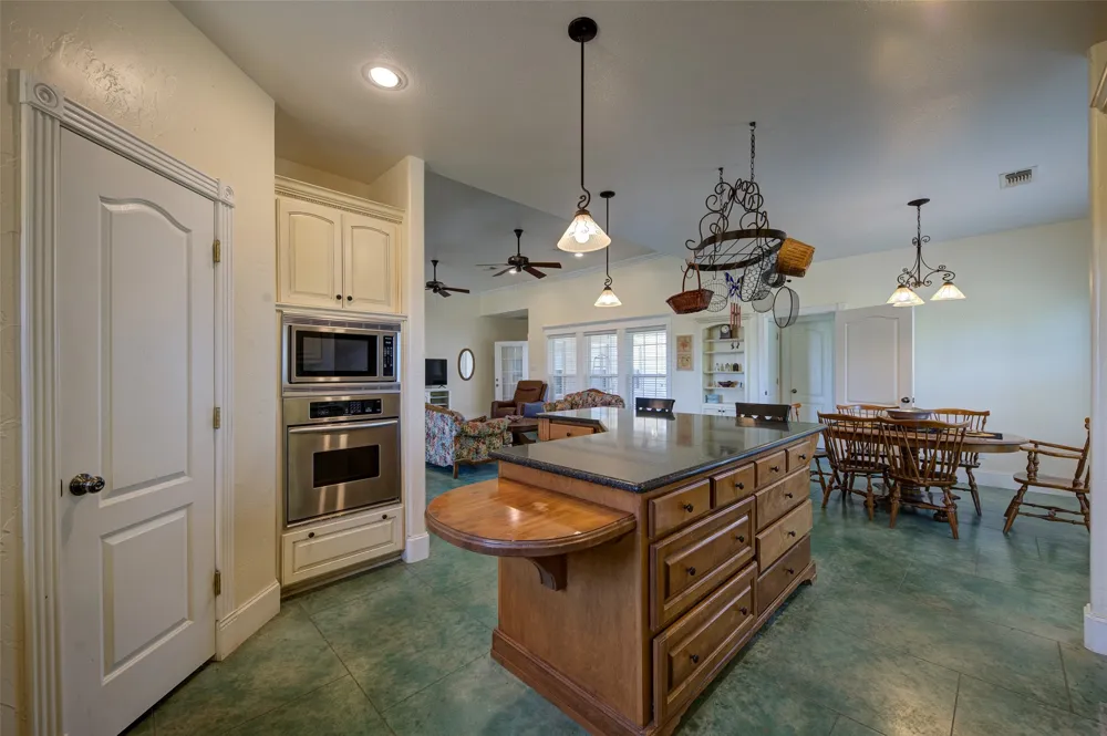 1211 W Fm 922 Valley View, TX 76272
